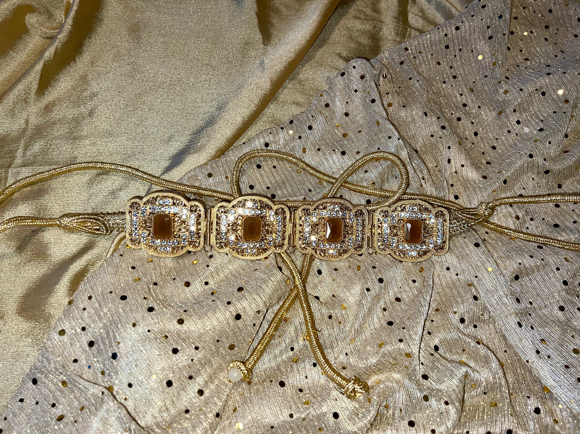 Ceinture en métal doré avec diamant taupe
