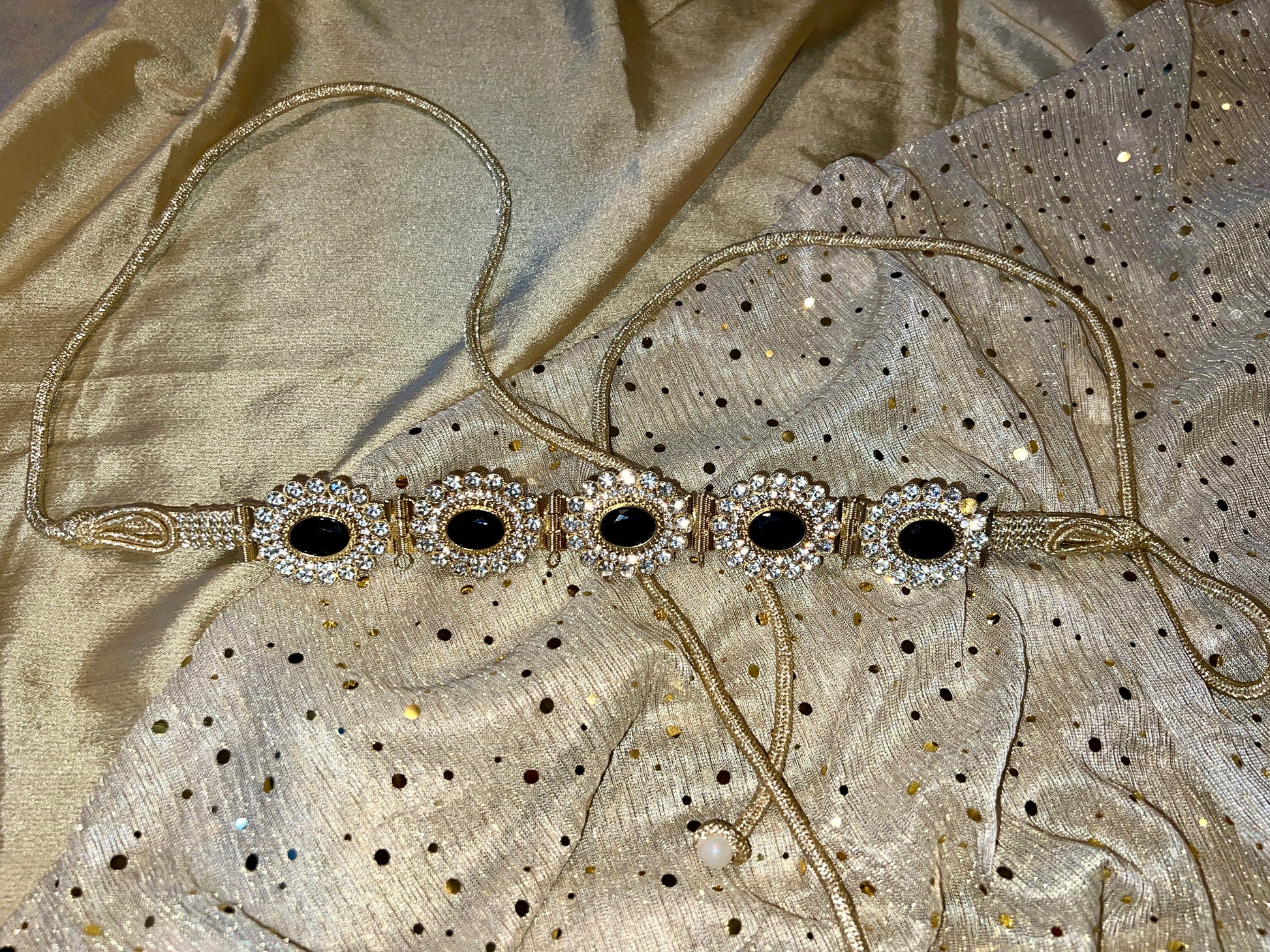 Ceinture en métal doré avec diamant noir
