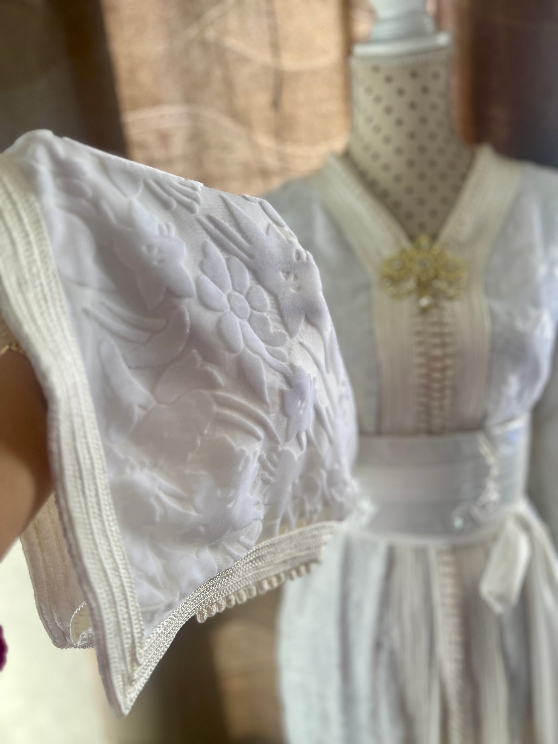Takchita Blanc Crème en Velours موبرة محفرة