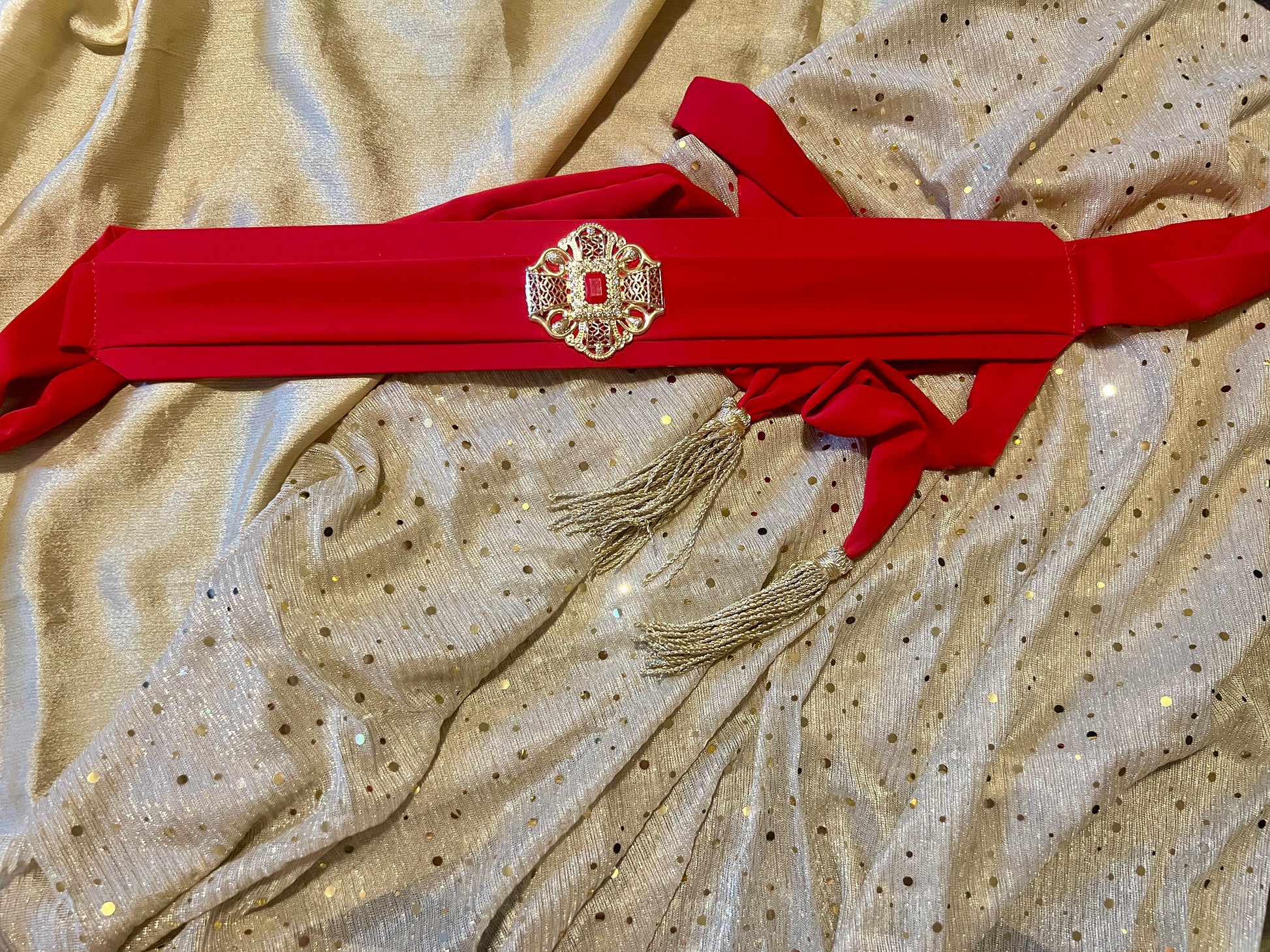 Ceinture en tissu rouge avec broche