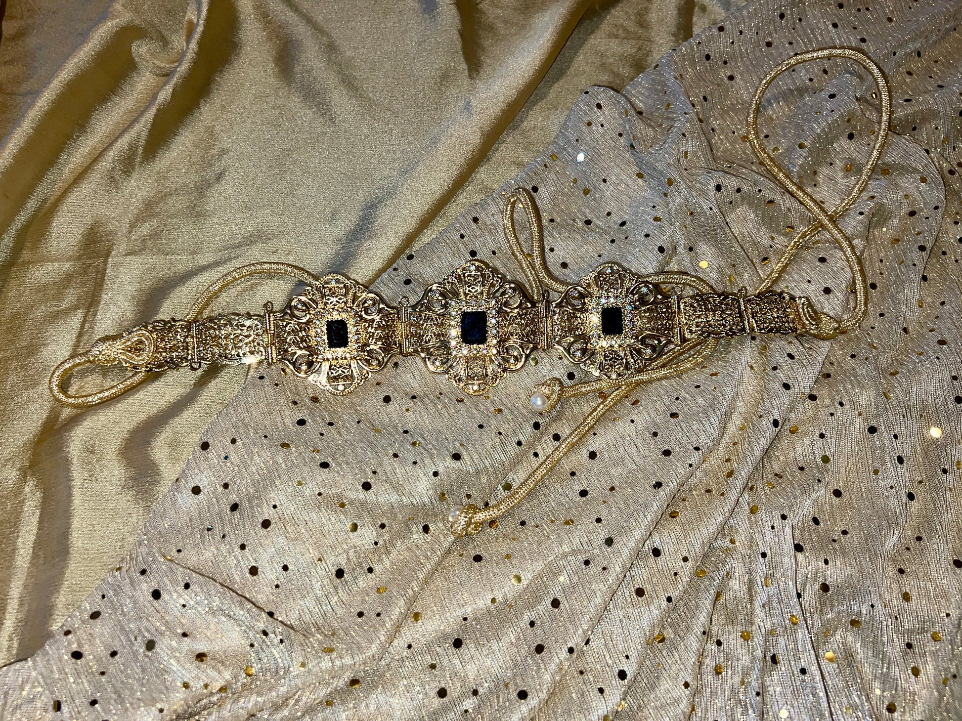 Ceinture en métal doré avec diamant noir