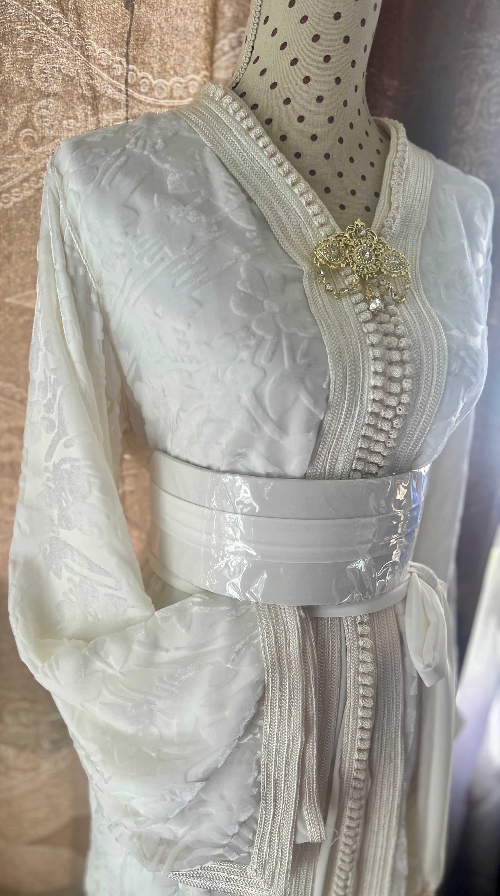 Takchita Blanc Crème en Velours موبرة محفرة