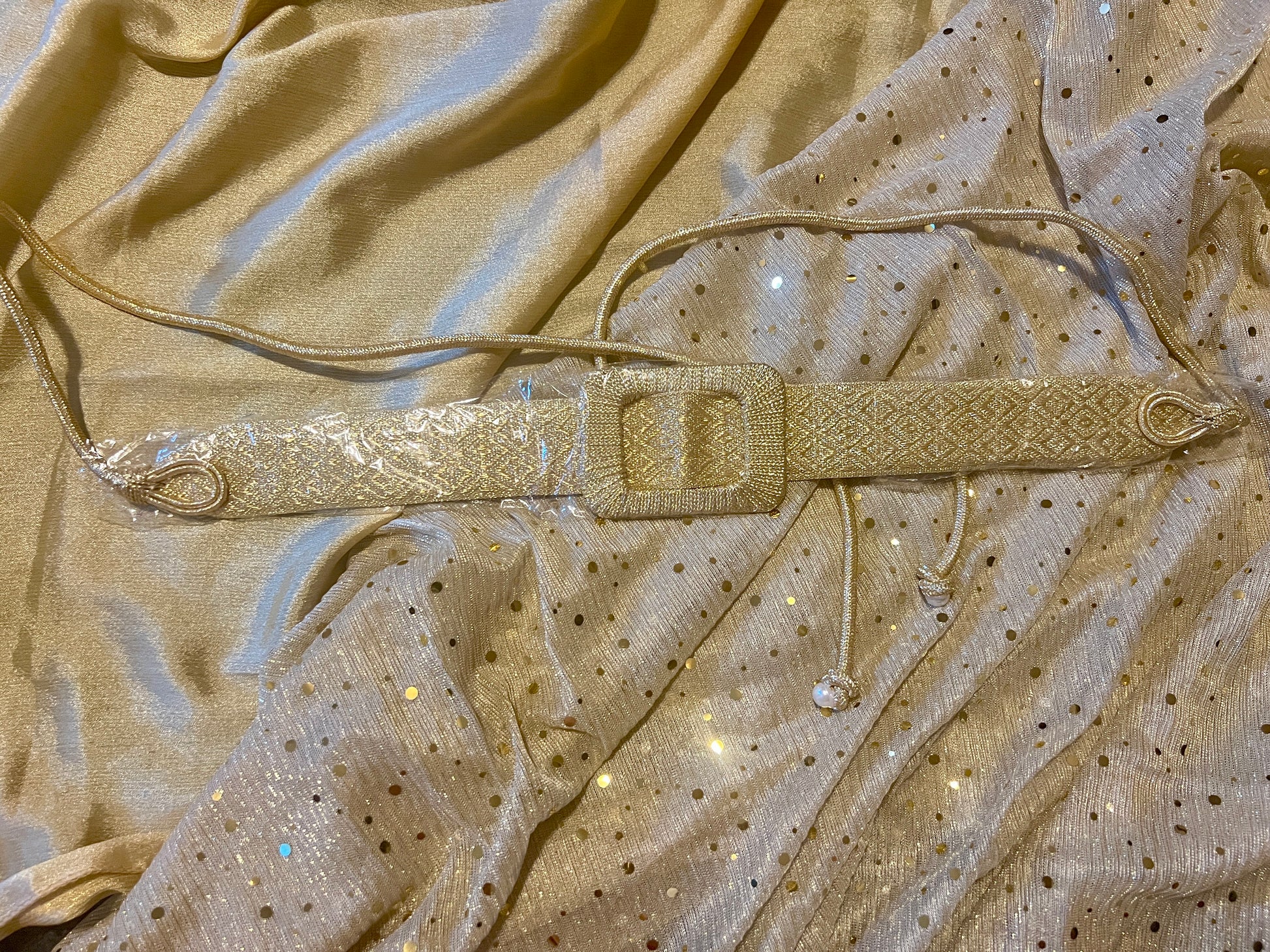 Ceinture en tissu doré avec motif