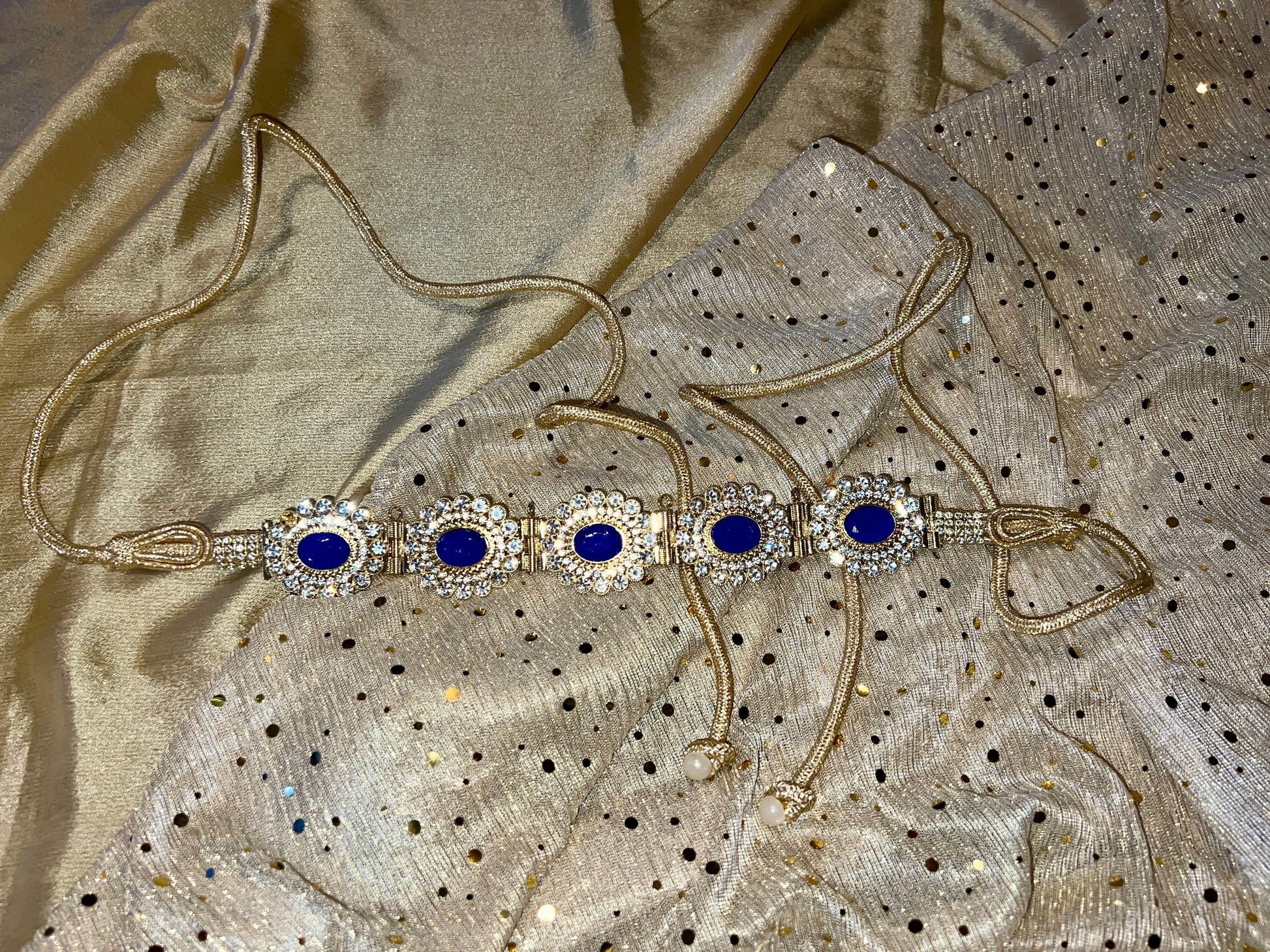 Ceinture en métal doré avec diamant bleu