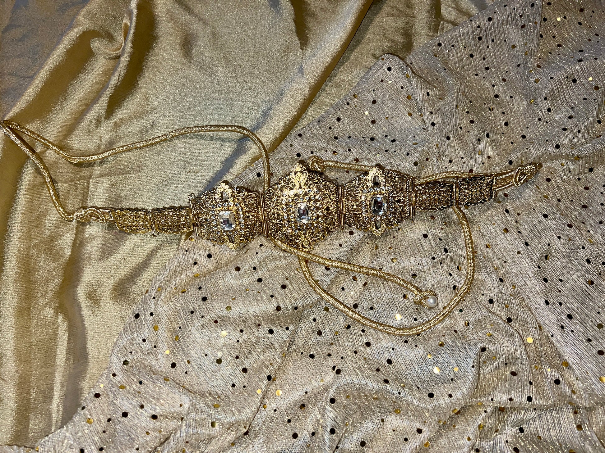 Ceinture en métal doré avec diamant blanc
